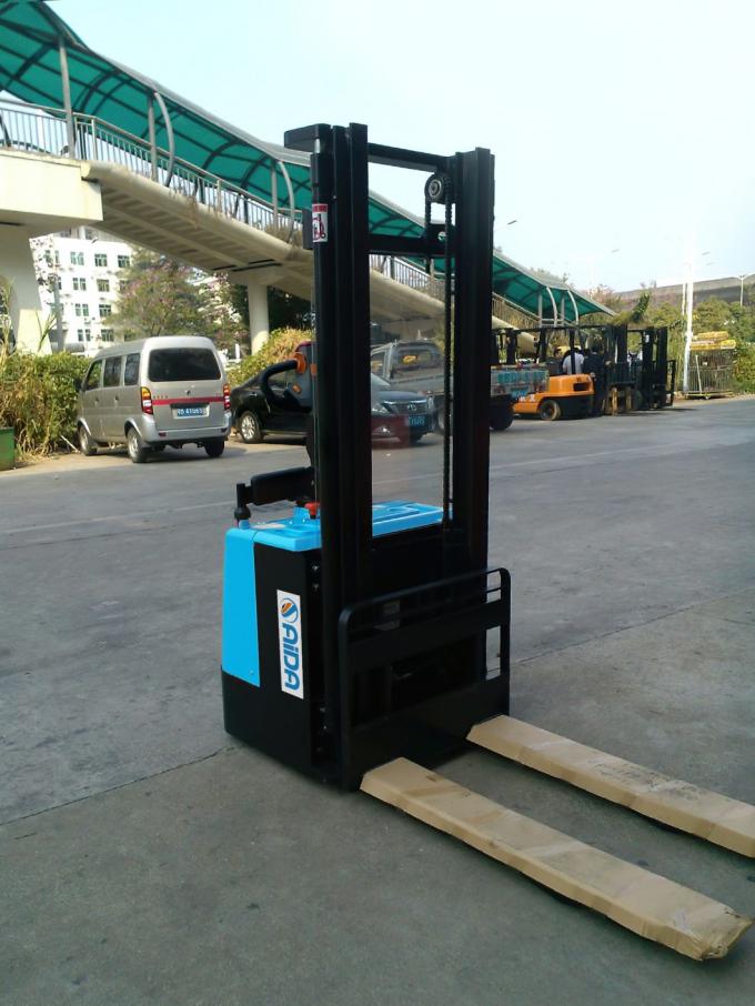 Motorlu Elektrikli Yükleyici Asansör 5500mm Yükseklik PLC Kontrol Otomatik elektrikli ulaşım yükleyici 1